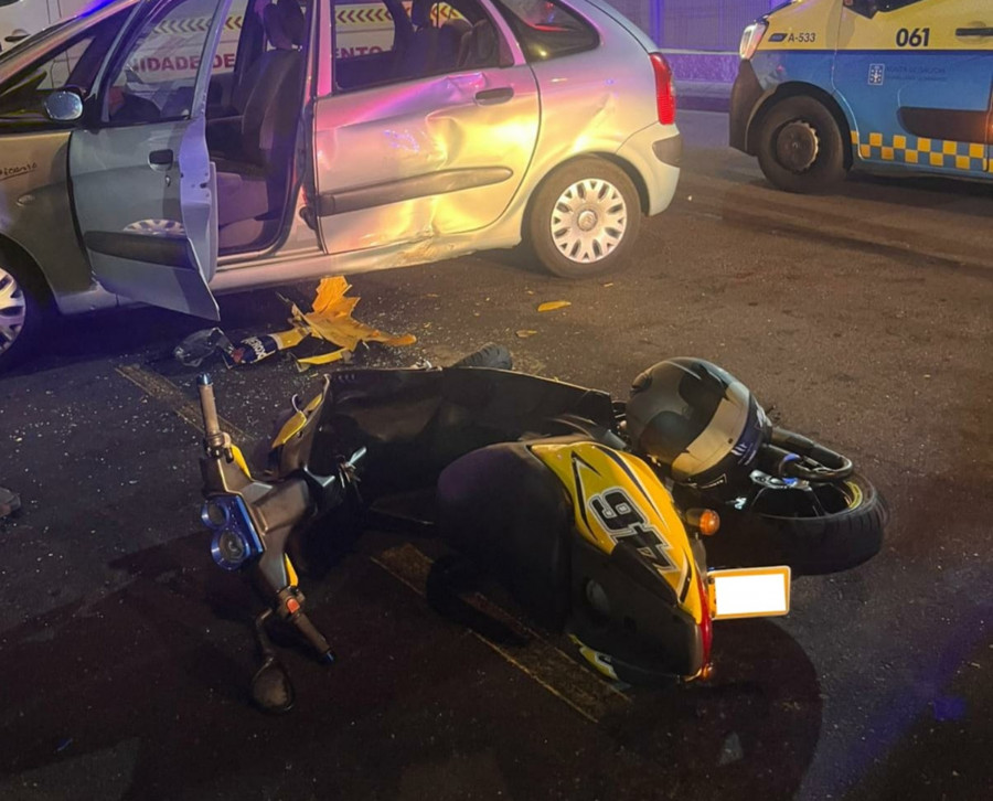 Un motorista de Vilagarcía resulta herido en un accidente de tráfico en Cambados