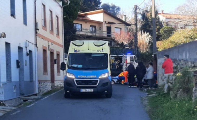 Herida una joven en un accidente con su moto en un vial estrecho que atraviesa el lugar de Martín, en Ribeira