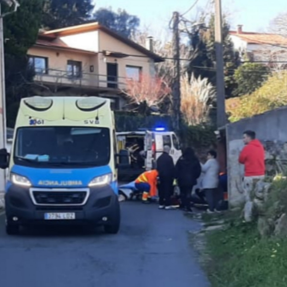 Herida una joven en un accidente con su moto en un vial estrecho que atraviesa el lugar de Martín, en Ribeira