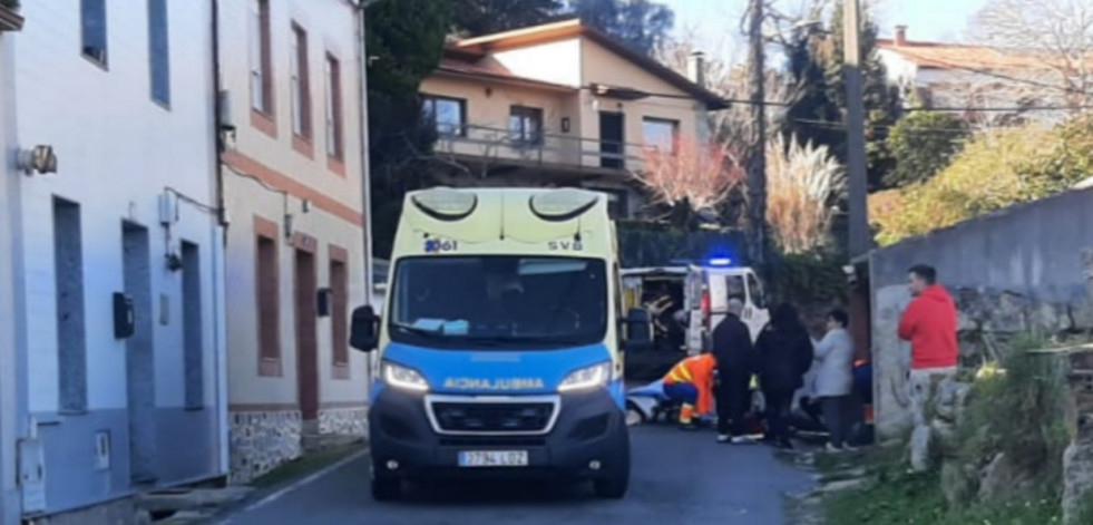 Herida una joven en un accidente con su moto en un vial estrecho que atraviesa el lugar de Martín, en Ribeira