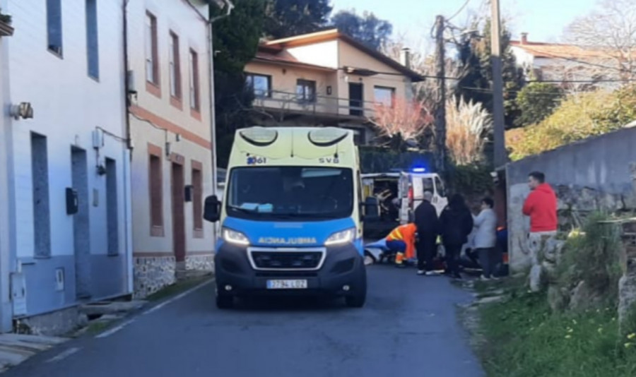 Herida una joven en un accidente con su moto en un vial estrecho que atraviesa el lugar de Martín, en Ribeira