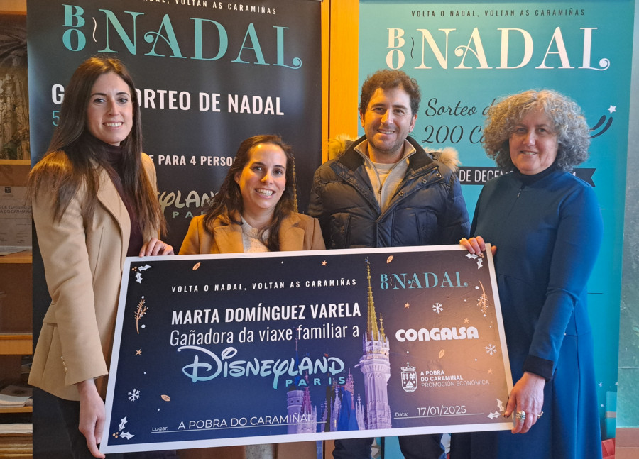 Marta Domínguez y su familia disfrutarán del viaje a Eurodisney sorteado de la campaña de Navidad en A Pobra