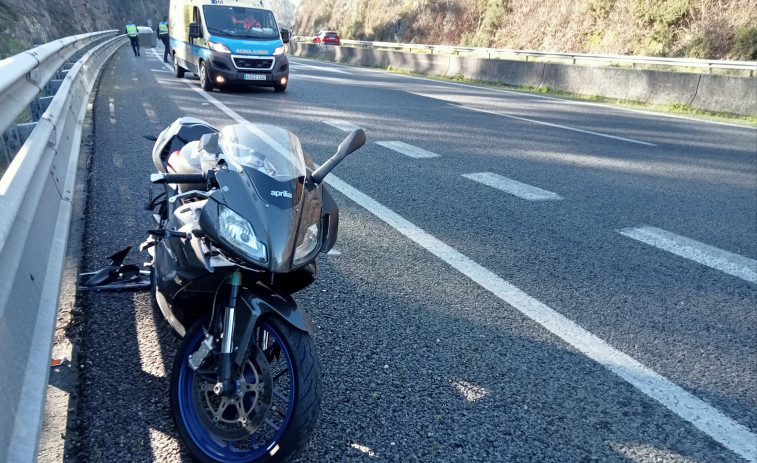 Trasladan en ambulancia al Clínico de Santiago a un motorista herido en un accidente en la Autovía do Barbanza, en Rianxo