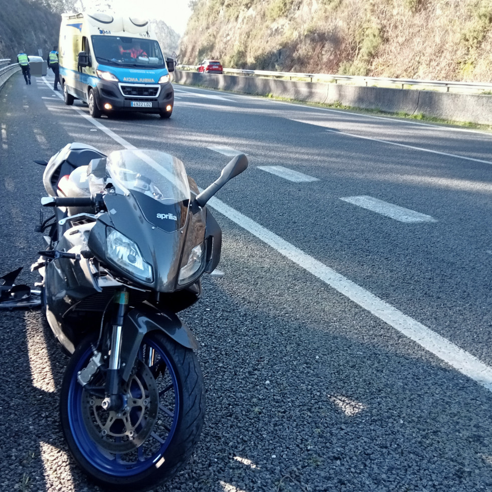 Trasladan en ambulancia al Clínico de Santiago a un motorista herido en un accidente en la Autovía do Barbanza, en Rianxo