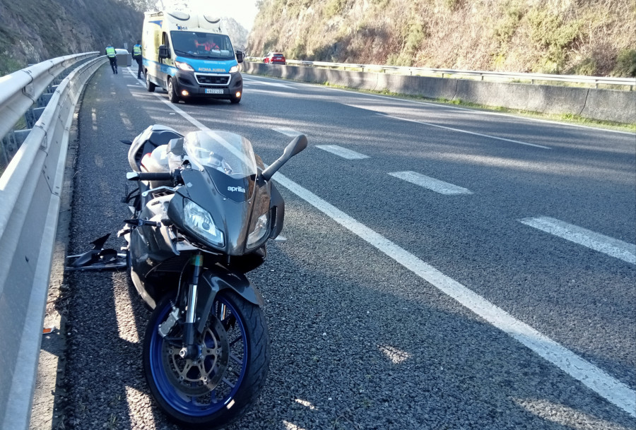 Trasladan en ambulancia al Clínico de Santiago a un motorista herido en un accidente en la Autovía do Barbanza, en Rianxo