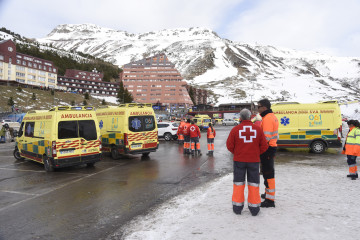 ASTÚN (ZARAGOZA), 18/01/2025.- Fotografía de equipos médicos este sábado, en la estación de Astún (Zaragoza), debido a un accidente en un telesilla. La Delegación del Gobierno en Aragón ha dad