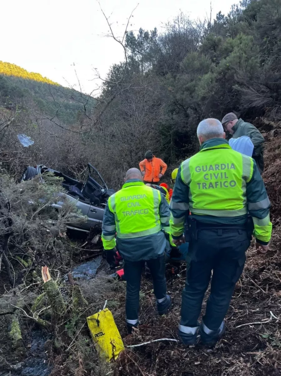 Evacuado en helicóptero un vecino de Sanxenxo tras caer por un barranco de 80 metros en Monterrei