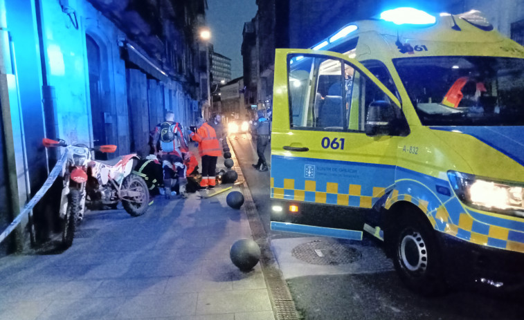 Herido de diversa consideración un joven motorista en una colisión entre dos motos en el centro de Ribeira