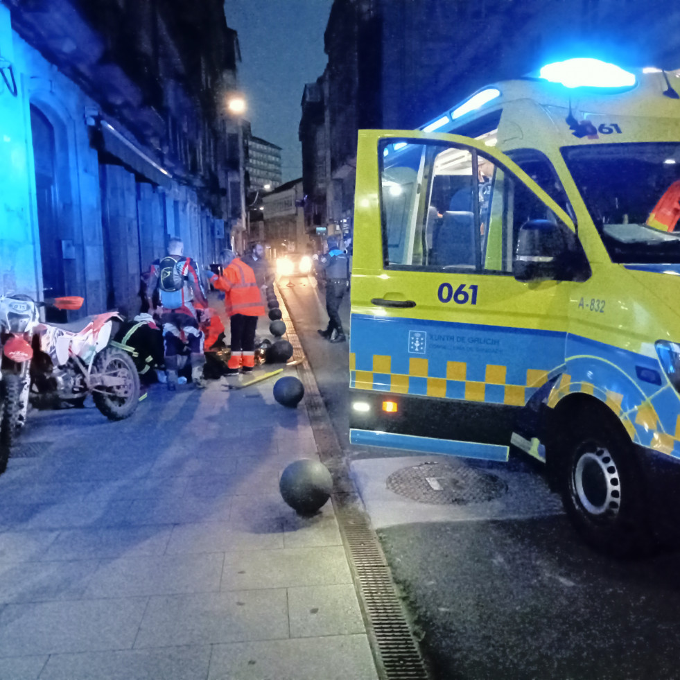 Herido de diversa consideración un joven motorista en una colisión entre dos motos en el centro de Ribeira