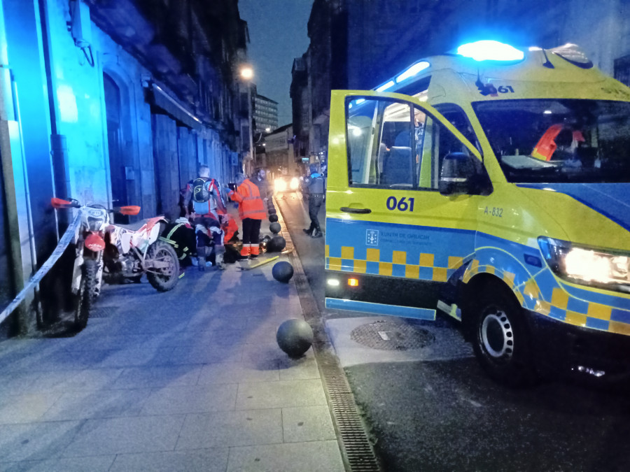 Herido de diversa consideración un joven motorista en una colisión entre dos motos en el centro de Ribeira