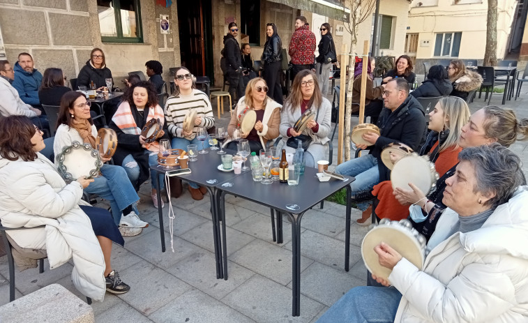 Exitosa chocolatada después de Reyes en la Praza de Teruel con las pandereteiras de Tahume