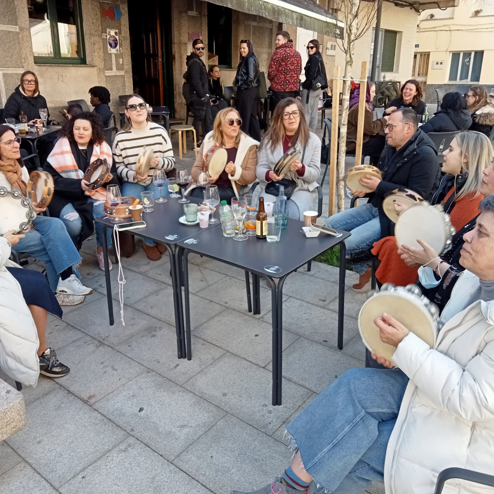 Exitosa chocolatada después de Reyes en la Praza de Teruel con las pandereteiras de Tahume