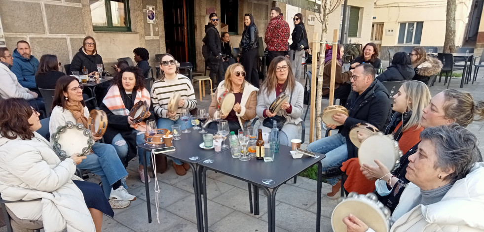 Exitosa chocolatada después de Reyes en la Praza de Teruel con las pandereteiras de Tahume