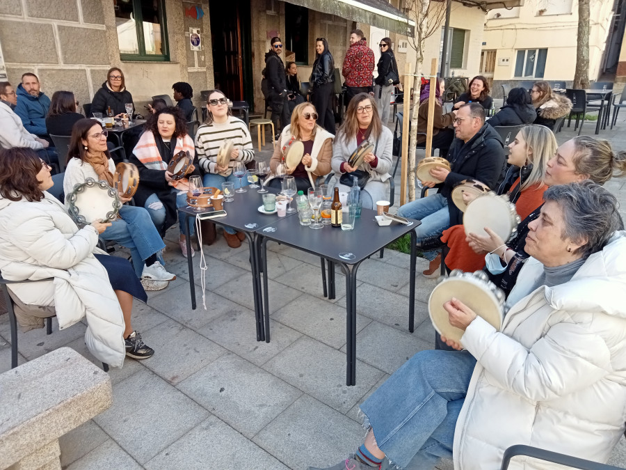 Exitosa chocolatada después de Reyes en la Praza de Teruel con las pandereteiras de Tahume