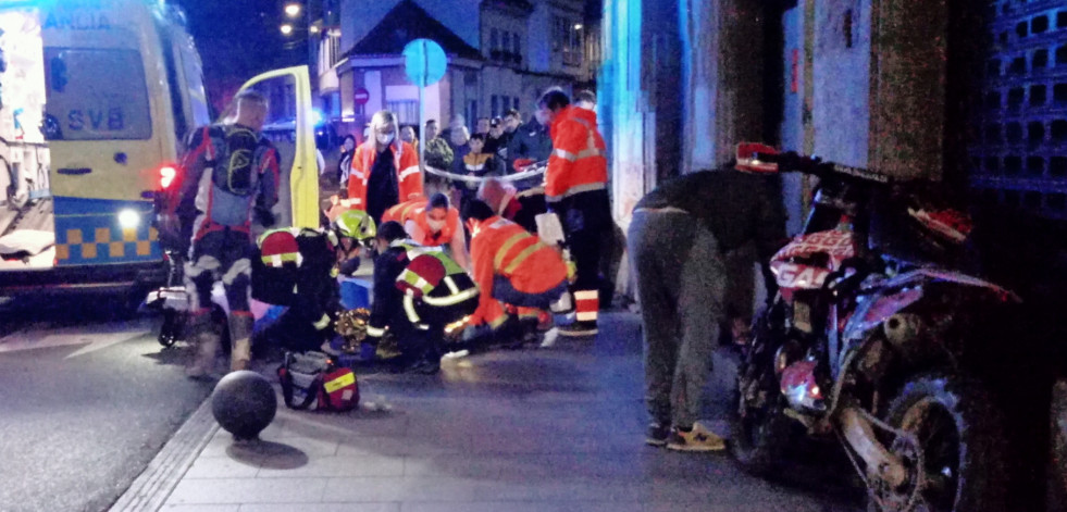 Herido de diversa consideración un joven motorista en una colisión entre dos motos en el centro de Ribeira