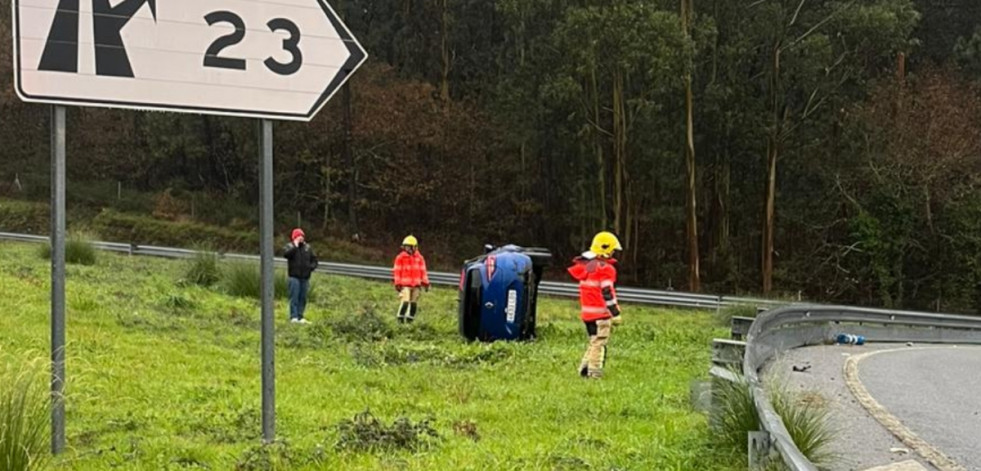 Herida una persona tras dar vueltas de campana su vehículo tras una colisión con otro en la Autovía do Barbanza en Boiro