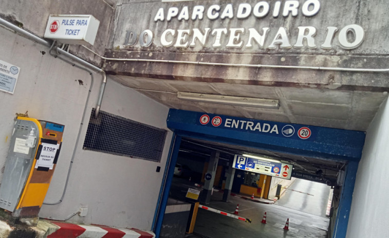 Las obras en la Praza do Centenario causan caída de cascotes y filtraciones de agua en el parking subterráneo de Ribeira