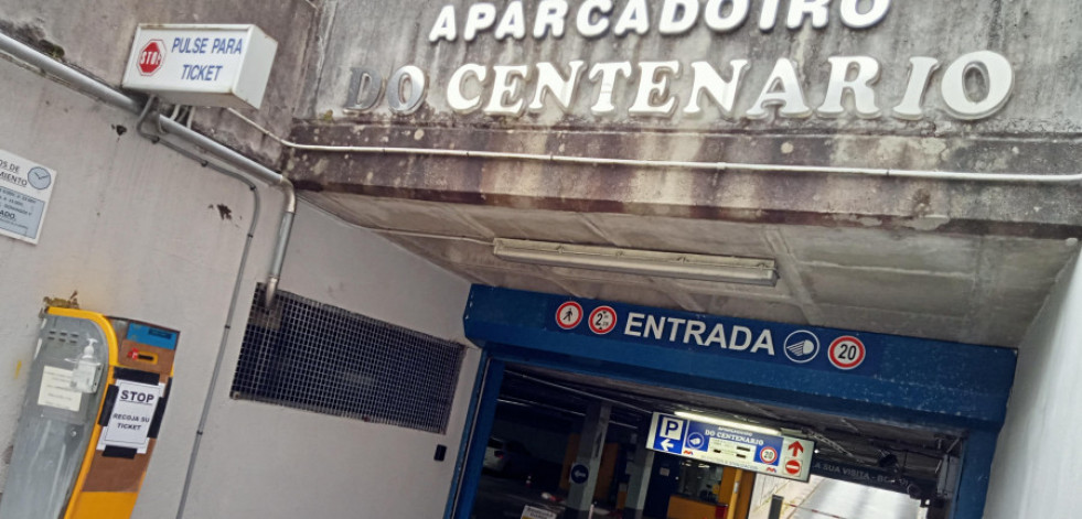 Las obras en la Praza do Centenario causan caída de cascotes y filtraciones de agua en el parking subterráneo de Ribeira