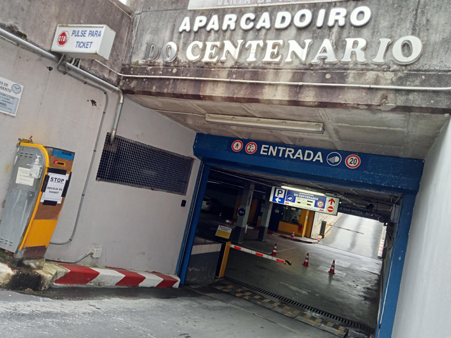 Las obras en la Praza do Centenario causan caída de cascotes y filtraciones de agua en el parking subterráneo de Ribeira