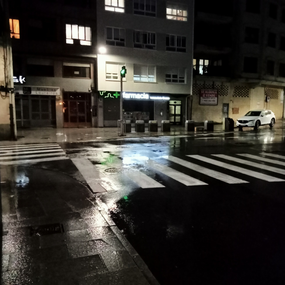 Advierten de la deficiente ubicación e iluminación de pasos de peatones en pleno casco urbano de Ribeira