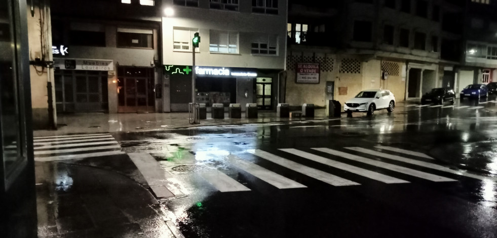 Advierten de la deficiente ubicación e iluminación de pasos de peatones en pleno casco urbano de Ribeira