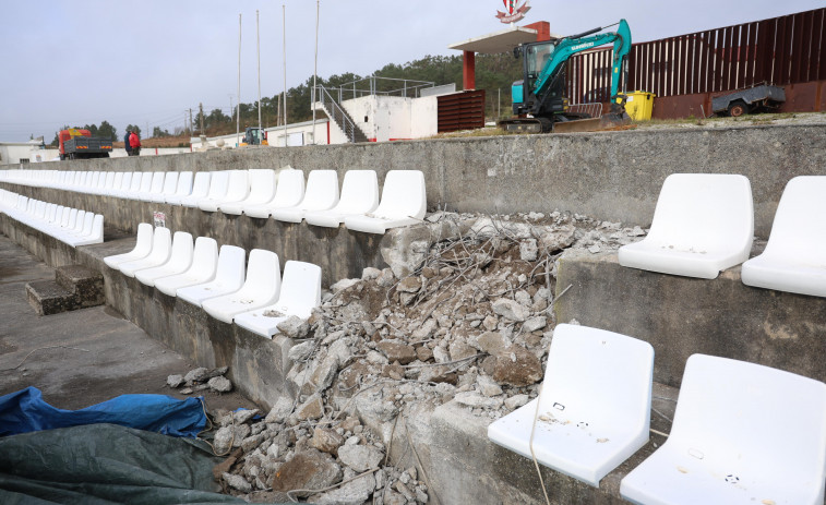 A Illa mejorará las gradas, su cubierta y el cierre del campo de fútbol del Salvador Otero