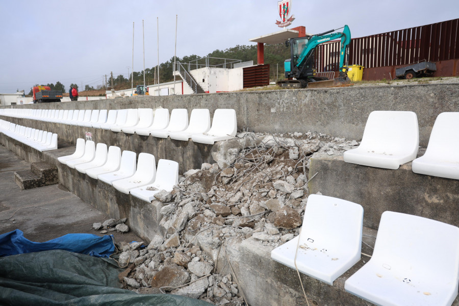 A Illa mejorará las gradas, su cubierta y el cierre del campo de fútbol del Salvador Otero