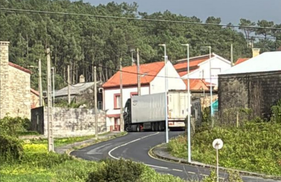 Vecinos de Deán Grande evitan que otro tráiler quede atrapado en un vial estrecho y con sucesivas curvas