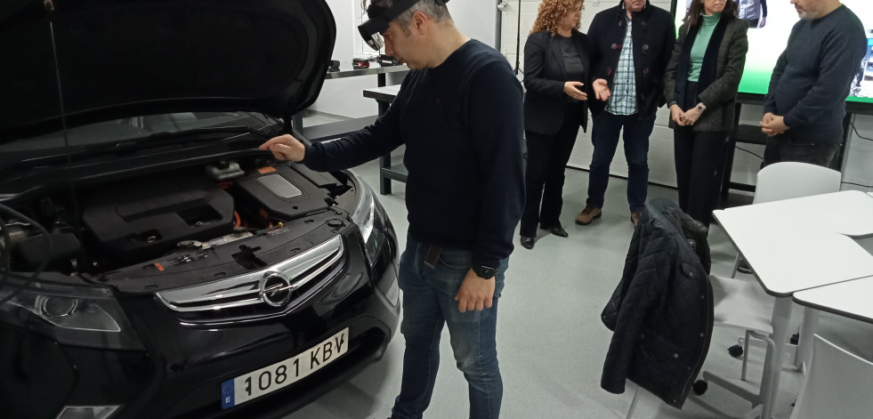 El CIFP Coroso de Ribeira suma una nueva aula para prácticas de Automoción con nuevas tecnologías y equipamientos