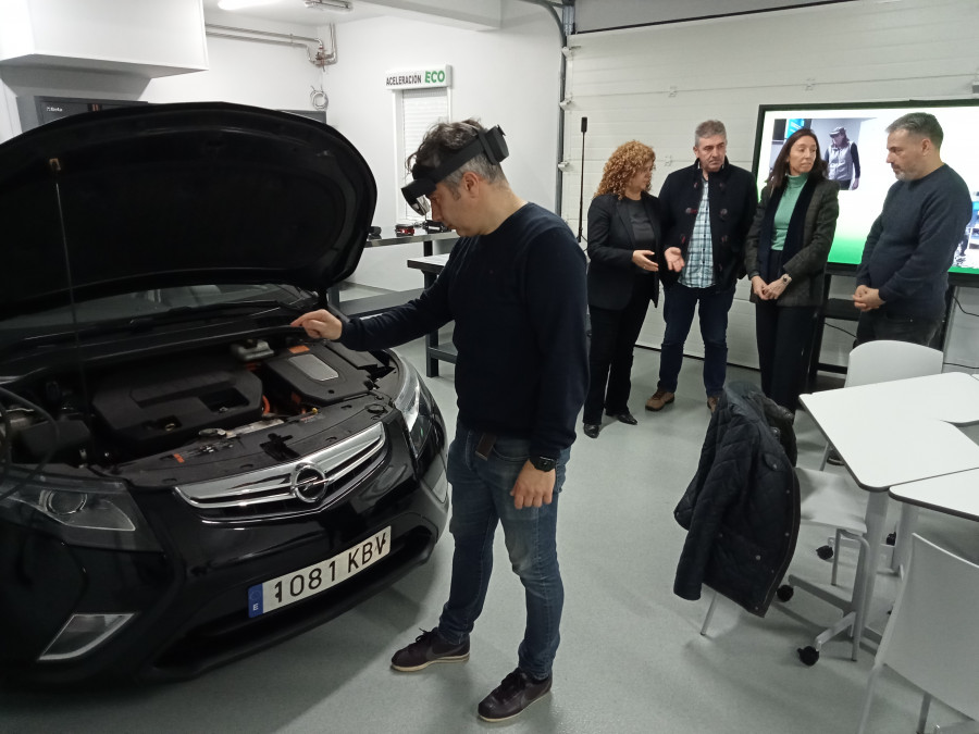 El CIFP Coroso de Ribeira suma una nueva aula para prácticas de Automoción con nuevas tecnologías y equipamientos