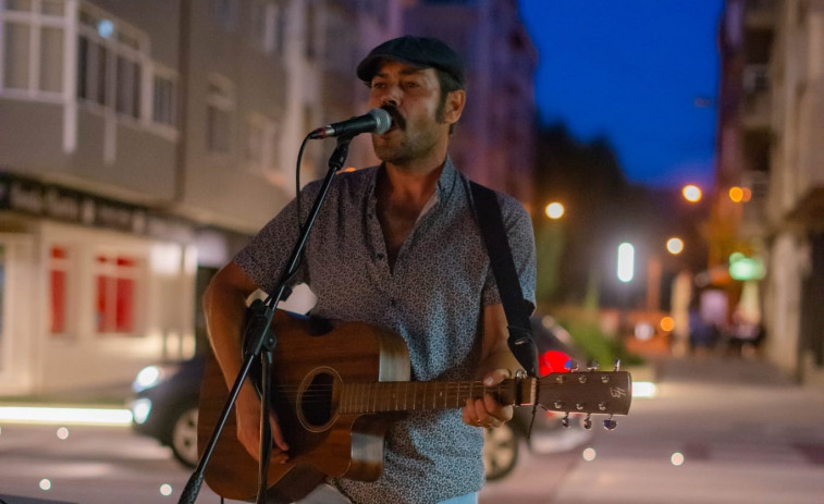 Gonzalo Arca da un golpe de guitarra y regresa con un nuevo disco: ‘Ni el tiempo ni la distancia’