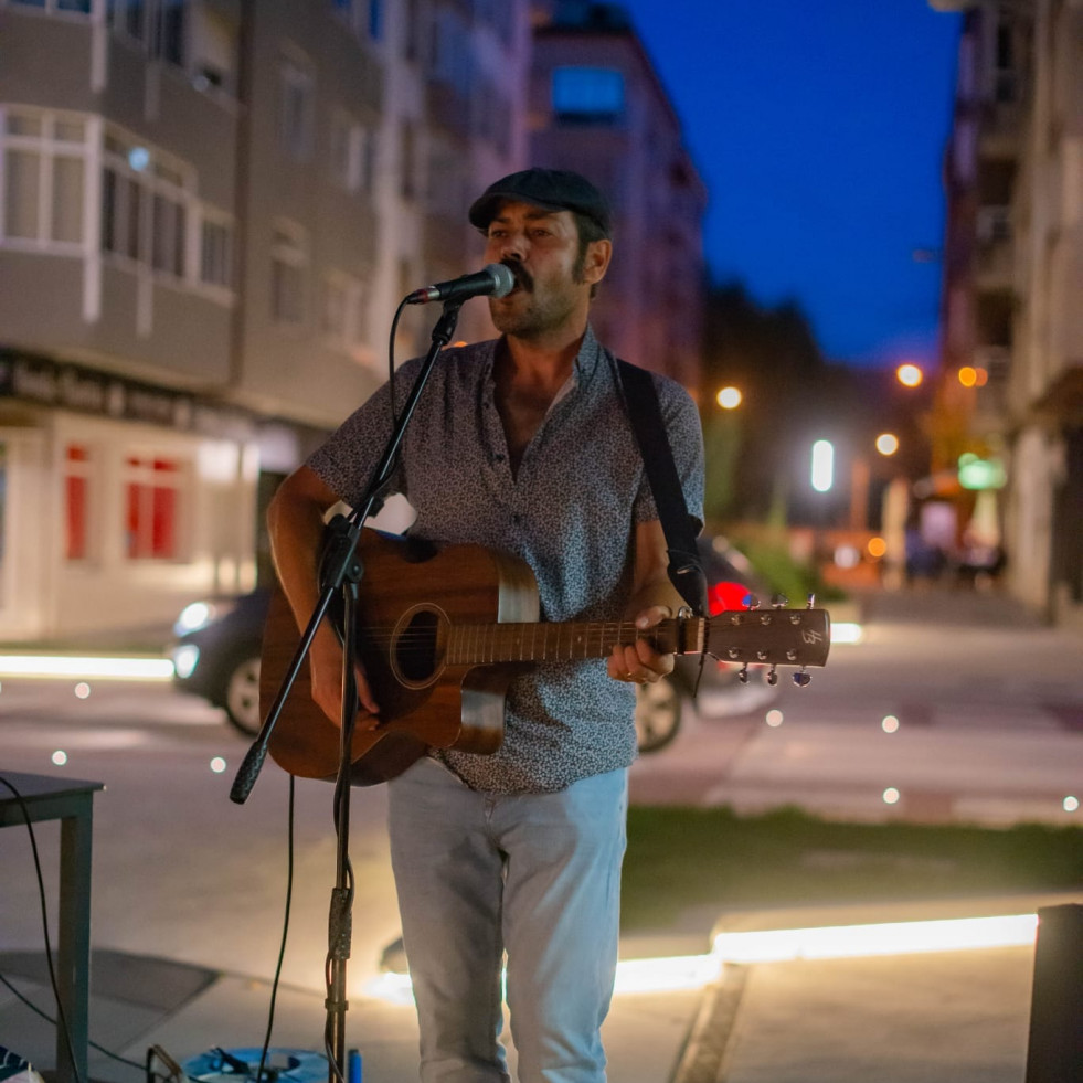 Gonzalo Arca da un golpe de guitarra y regresa con un nuevo disco: ‘Ni el tiempo ni la distancia’