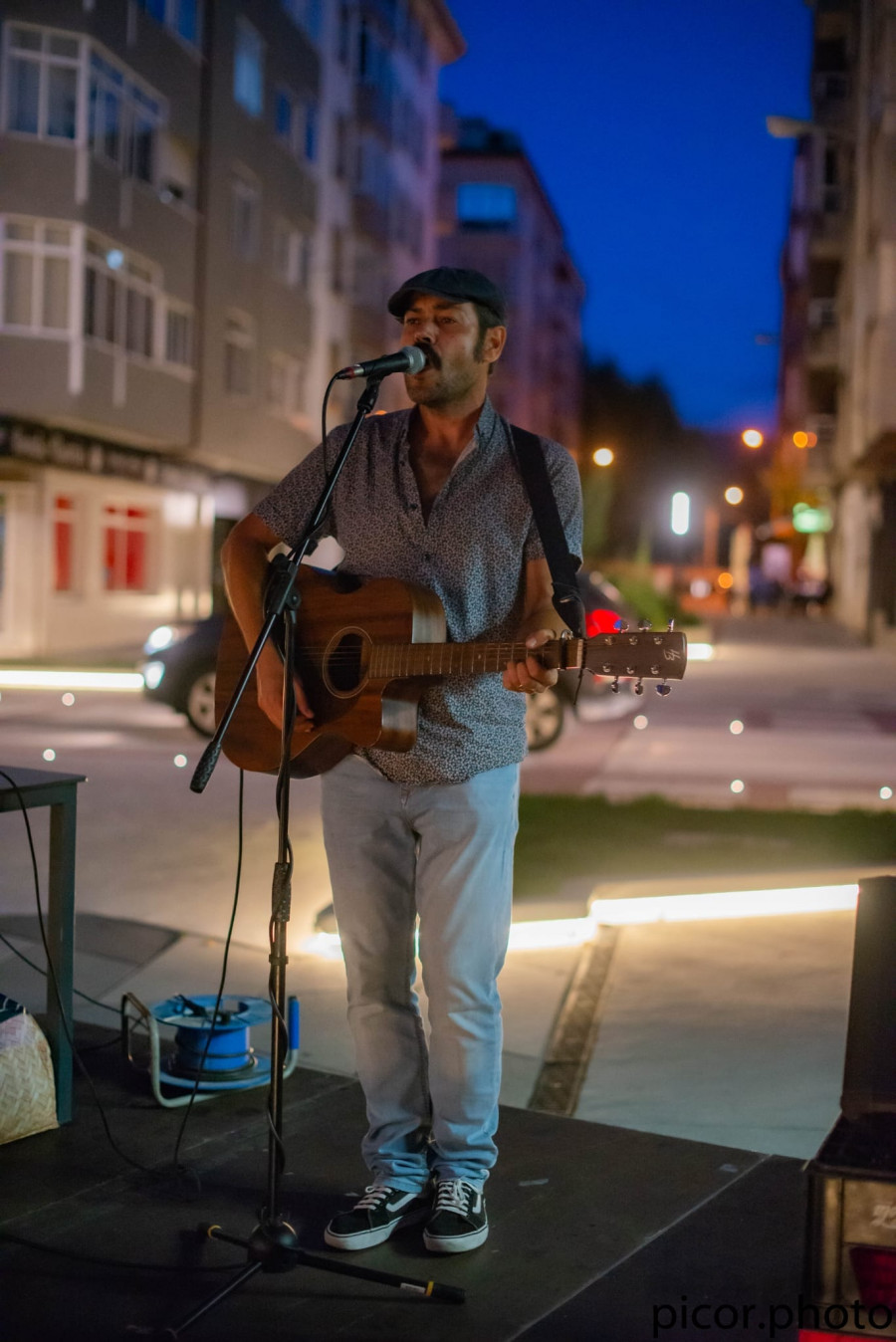 Gonzalo Arca da un golpe de guitarra y regresa con un nuevo disco: ‘Ni el tiempo ni la distancia’