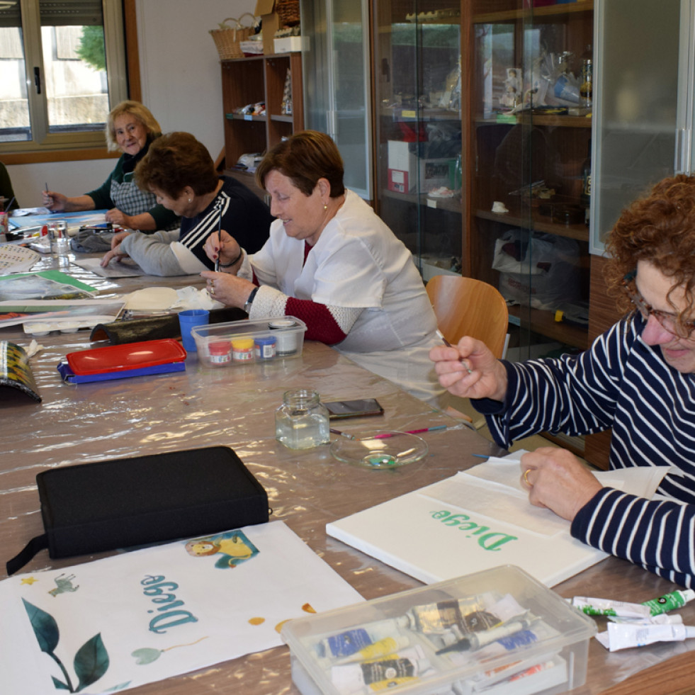 Casi una treintena de mayores participan en la actividad de expresión artística de Valga