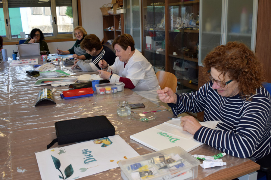 Casi una treintena de mayores participan en la actividad de expresión artística de Valga