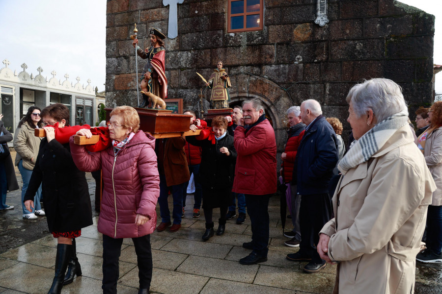 Oubiña celebra sus fiestas patronales con misas y procesiones en honor a San Vicente y San Roque