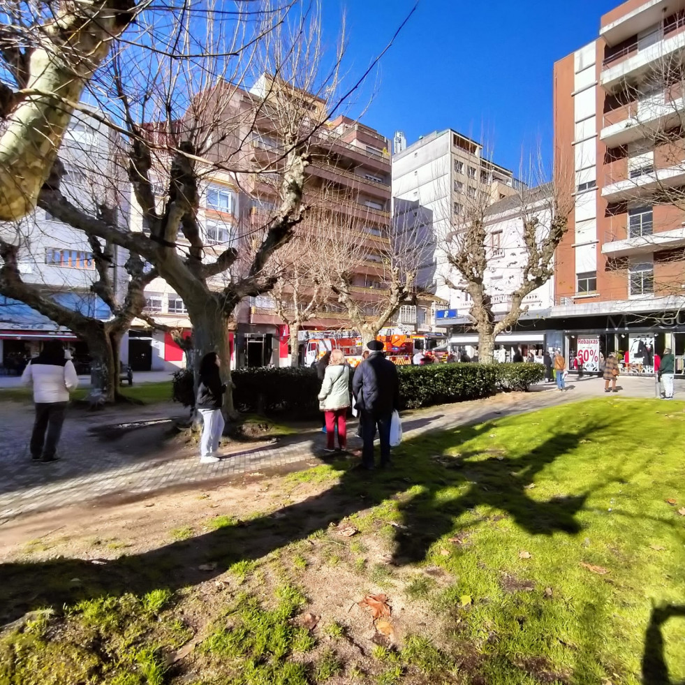 Un conato de incendio en la Praza de España de Vilagarcía moviliza un amplio dispositivo