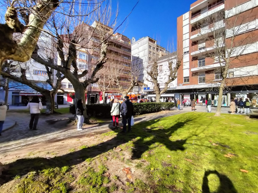 Un conato de incendio en la Praza de España de Vilagarcía moviliza un amplio dispositivo