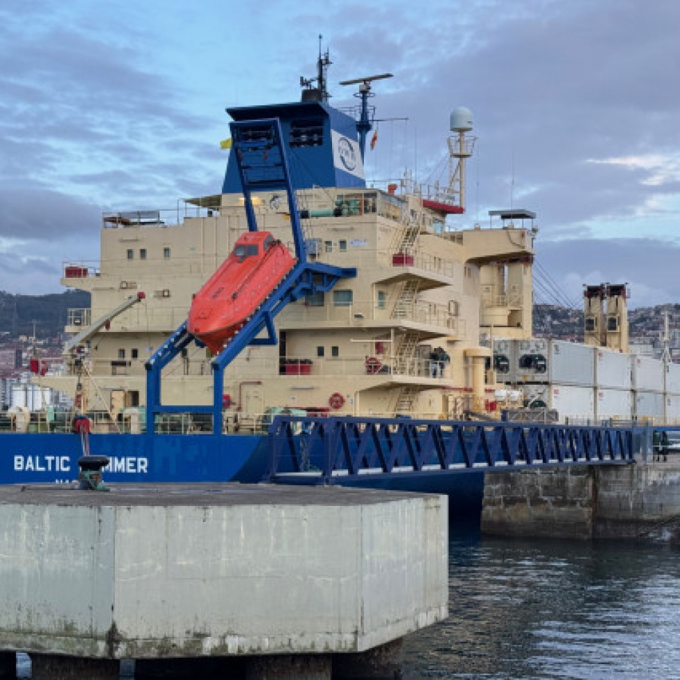 El barco sospechoso de transportar droga abandona Vigo tras no hallar estupefacientes