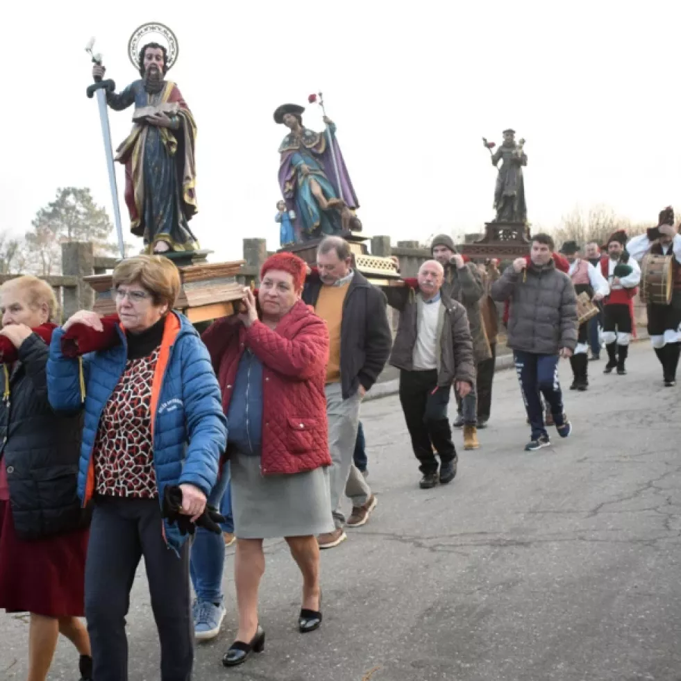 El traslado de San Roque y San Antón a Vilar inicia mañana los actos previos a la Procesión dos Lacóns