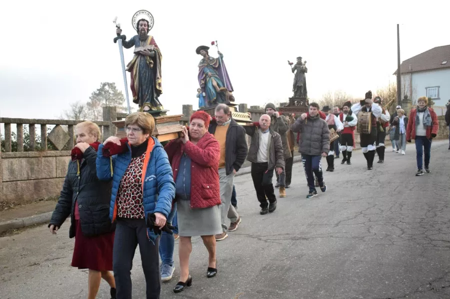 El traslado de San Roque y San Antón a Vilar inicia mañana los actos previos a la Procesión dos Lacóns