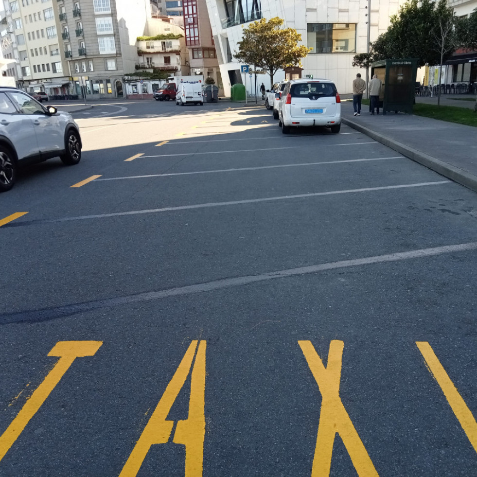 Ribeira habilitará 5 plazas azules de aparcamiento con horario limitado en una parte de la actual parada de taxis