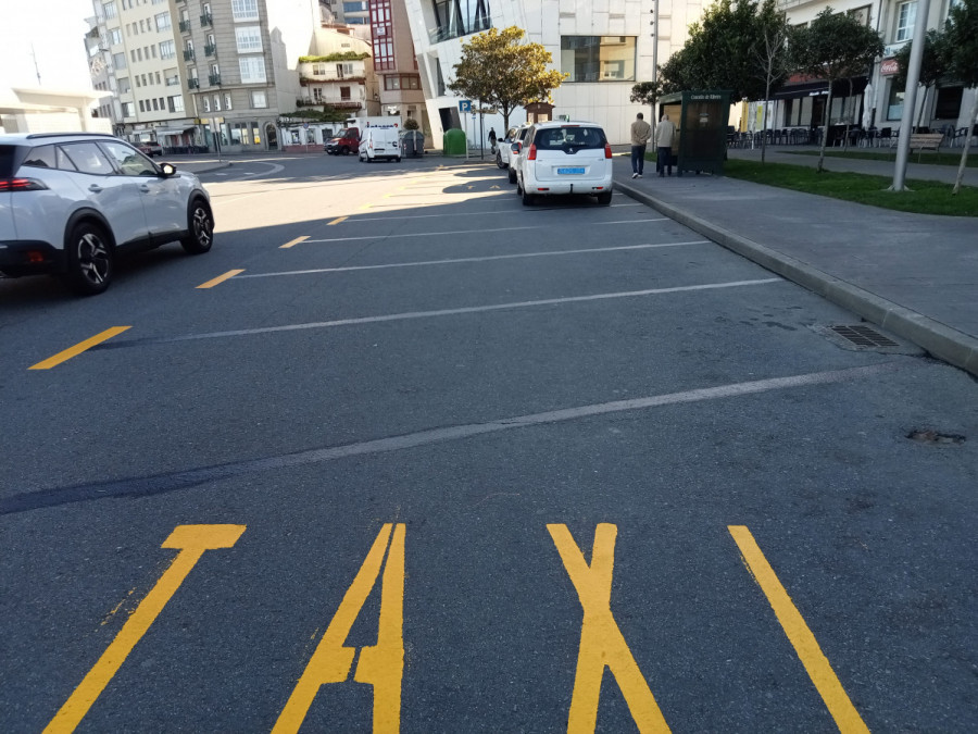 Ribeira habilitará 5 plazas azules de aparcamiento con horario limitado en una parte de la actual parada de taxis