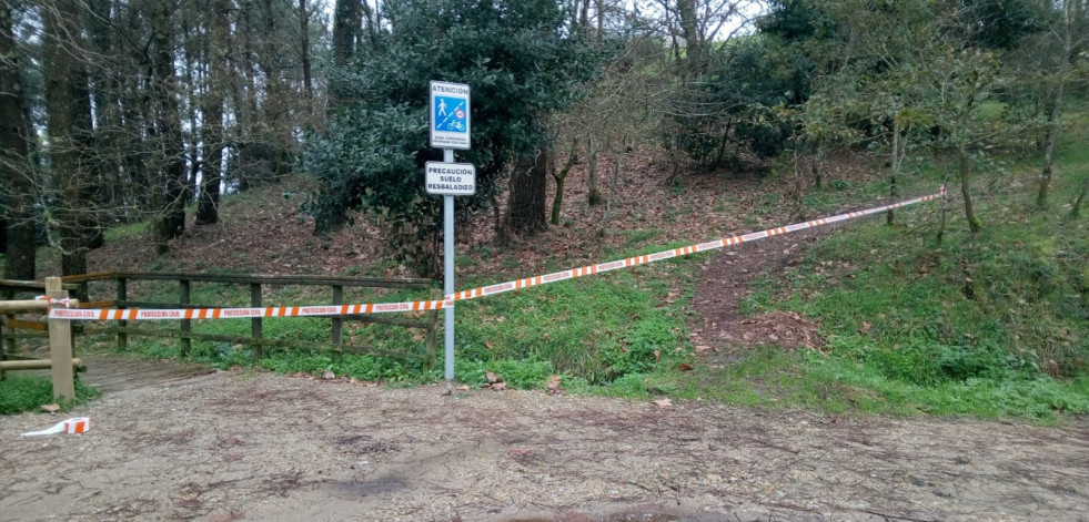 Protección Civil de A Pobra cortó el acceso al paseo marítimo de madera de Cabío y a un pinar de las inmediaciones