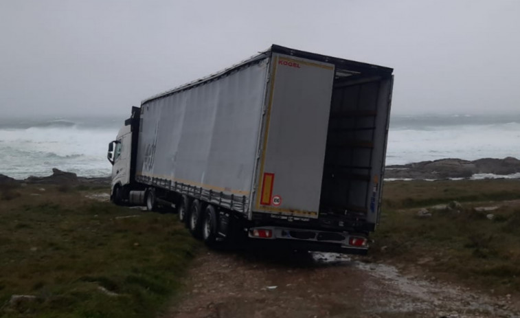 Un tráiler queda atrapado en una zona pedregosa de O Corgo cuando iba a cargar mercancía de una fábrica de Corrubedo