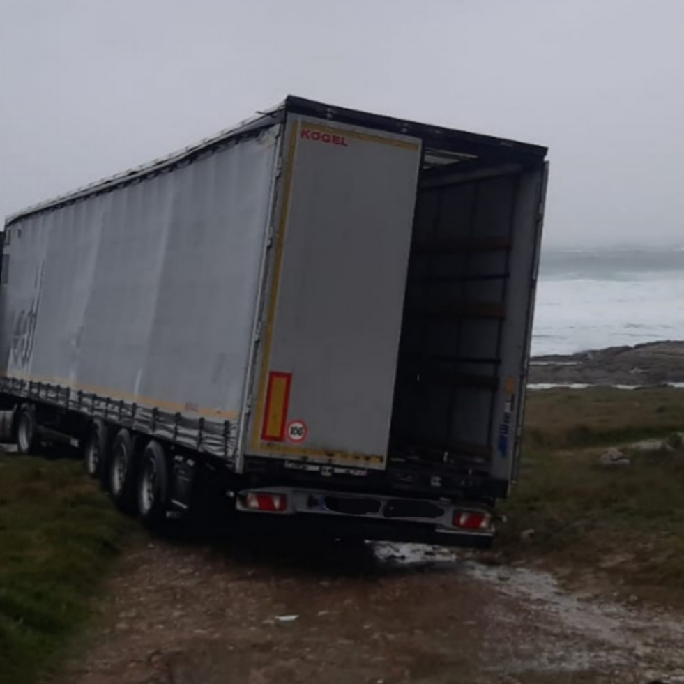 Un tráiler queda atrapado en una zona pedregosa de la zona de O Corgo, en la parroquia ribeirense de Corrubedo