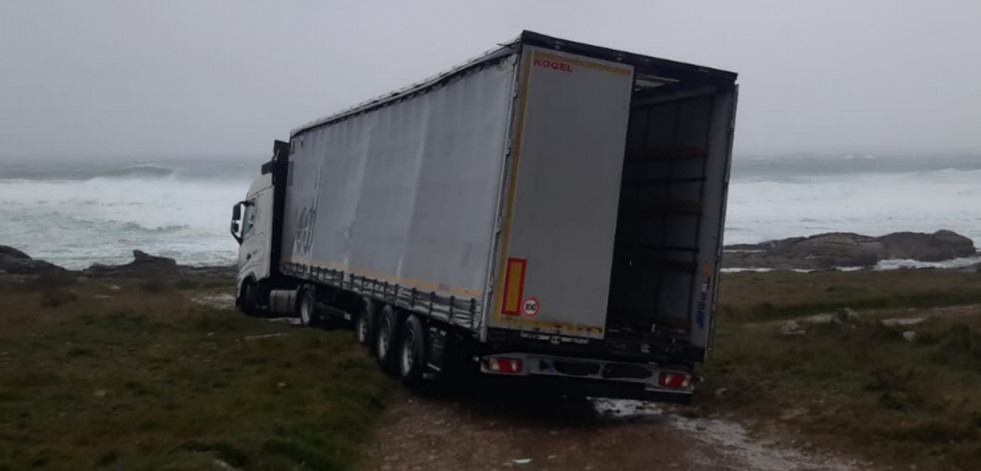 Un tráiler queda atrapado en una zona pedregosa de O Corgo cuando iba a cargar mercancía de una fábrica de Corrubedo