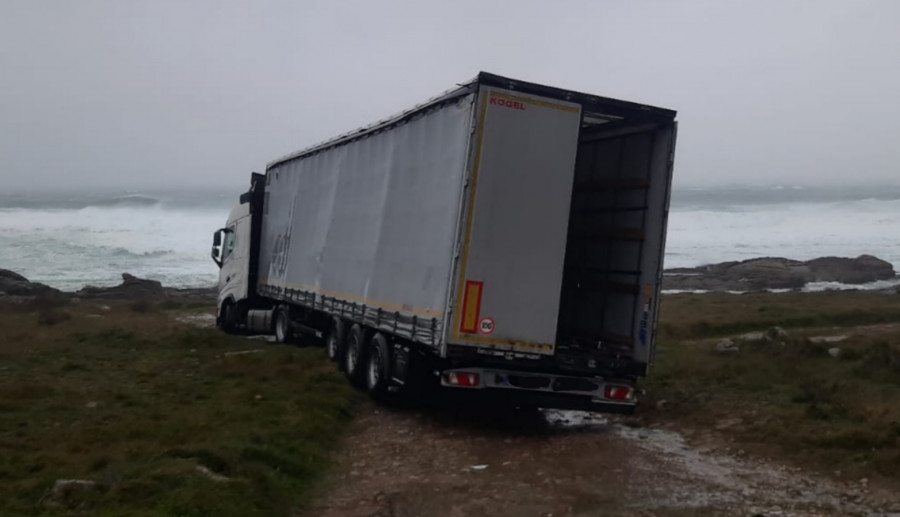 Un tráiler queda atrapado en una zona pedregosa de O Corgo cuando iba a cargar mercancía de una fábrica de Corrubedo