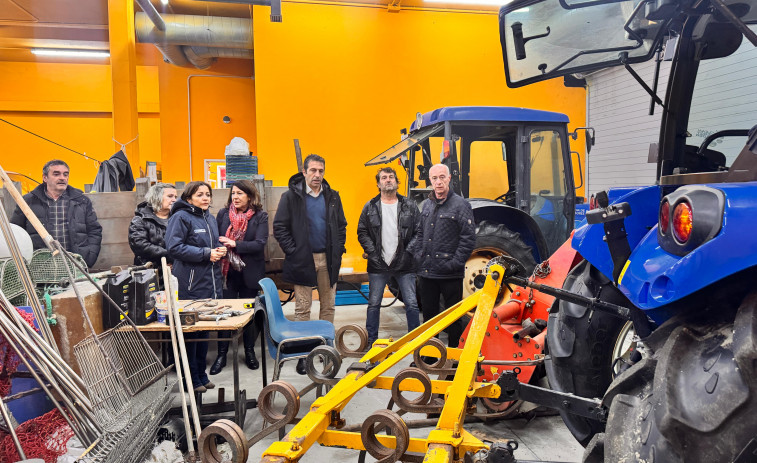 La Cofradía de Vilanova incorpora un tractor, máquina con motobomba y un motor fueraborda con ayuda de Mar