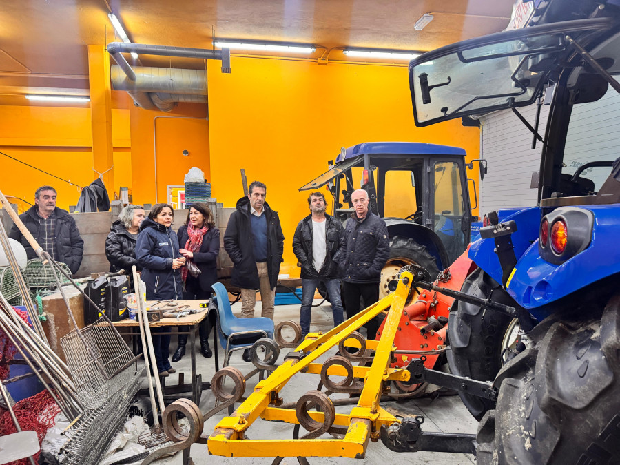 La Cofradía de Vilanova incorpora un tractor, máquina con motobomba y un motor fueraborda con ayuda de Mar